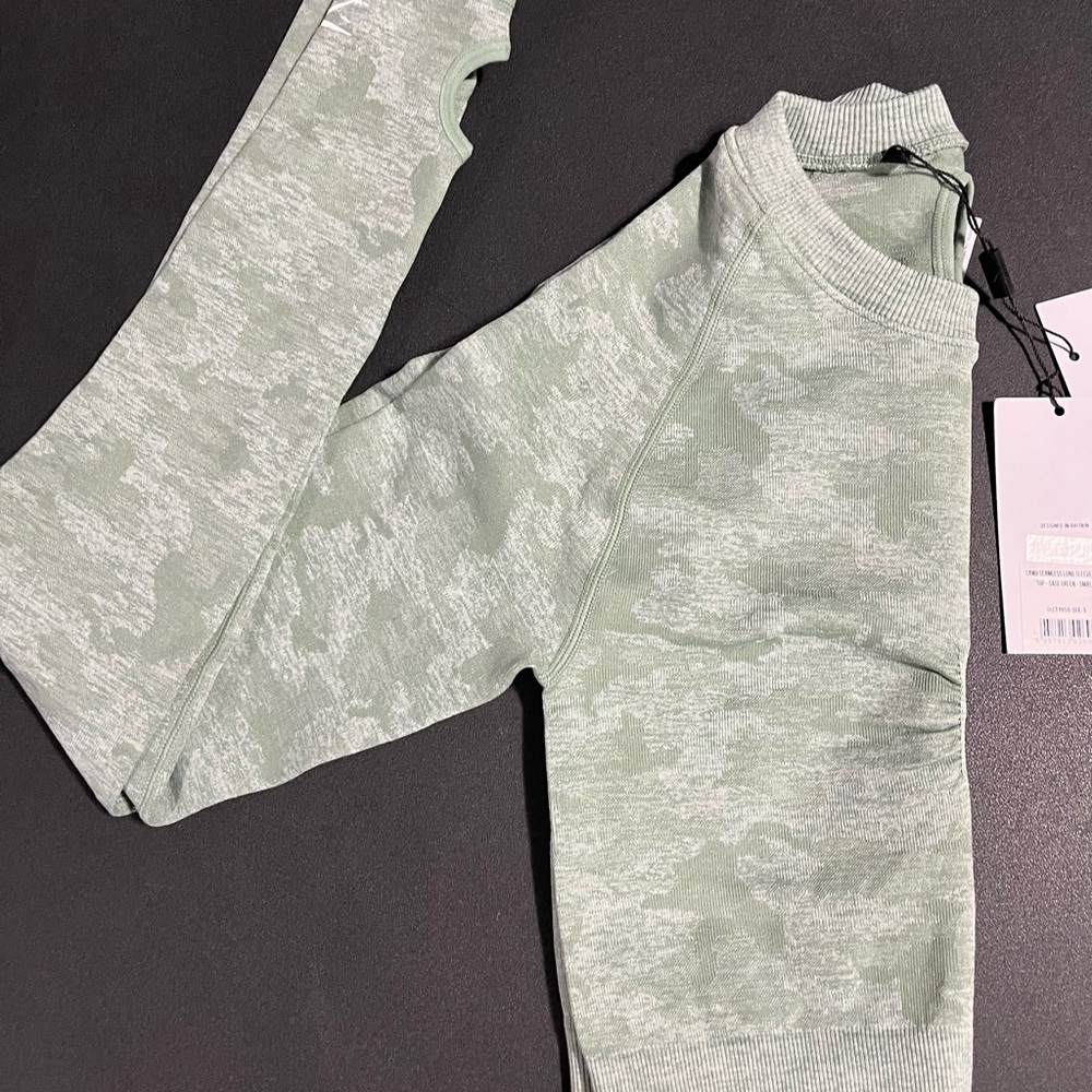 Gymshark Camo Seamless Long Sleeve Crop Top – Sage Green – Small